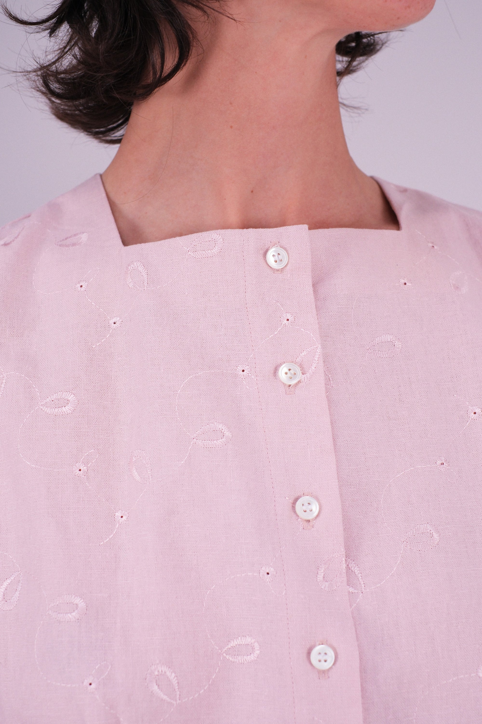 Juste, en broderie